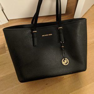 Michael Kors Jet Set Travel Medium Top-Zip Tote